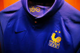 Le maillot centenaire de l'équipe de france sera porté par les joueurs lors de leur match contre l'islande ce soir et sera mis en vente dans la journée sur le nike store dans des quantités limitées. Equipe De France On Twitter Le Maillot Du Centenaire De La Fff Que Les Bleus Porteront Contre L Islande Fiersdetrebleus