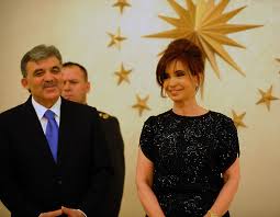 Il 2 giugno 2007 il capo di gabinetto alberto fernández affermò che kirchner non si sarebbe ripresentato alle successive elezioni del 28 ottobre , proponendo la candidatura della moglie cristina fernández de kirchner, senatrice del. The Strategist