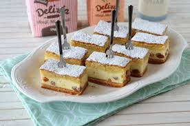 Ingrediente 350 g făină 380 g unt 500 g brânză de vaci 300 g zahăr 30 g cacao 30 g praf de budincă cu gust de vanilie 10 g praf de copt 5 bucăți ouă 1 plic zahăr vanilat. Prajitura Cu Branza De Vaci Si Stafide Retete Culinare By Teo S Kitchen