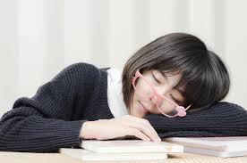 Cara hilangkan mengantuk semasa belajar mesti cukup waktu tidur. Ini Dia 6 Cara Menghilangkan Ngantuk Saat Belajar Hello Sehat