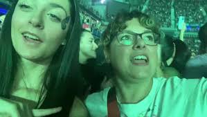 Nunca subestimes a una suegra que se va de concierto con la novia de su  hijo. @Marta #suegra #suegraynuera #nuncasubestimesaunasuegra #aitana  #conciertoaitanasuegraynuera #alphatour #madrid