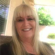 Carolyn Pucci's Instagram, Twitter & Facebook