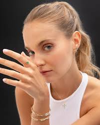 April Diamond Earrings in 18k Yellow Gold