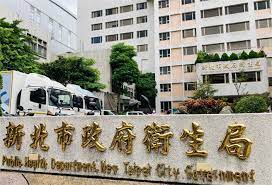 新北市板橋有國中生確診，該國中緊急停課，5 月 14 日中央流行疫情指揮中心也證實此事，為新增 29 例中的案 1291，是 10 多歲的男性，在 5 月 13 日出現頭痛的症狀，後來經過採檢為確診。 110 年國中教育會考將在 5 月 15、16 日進行，而該國中生是應屆畢業生，也有跑班上課、因此影響 2 Ijtumgsa Db 4m