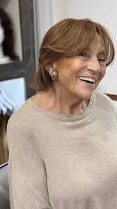 A veces, lo que parece un pequeño cambio… es en realidad un gran gesto de  amor propio. Ella llegó con una inquietud… y se fue con una sonrisa. En  @locasxelpelo diseñamos apliques