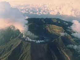 La soufrière on st vincent island spews ash 6km into the air as thousands are evacuated. Sk9t1cc7zkfx5m