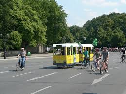 Fahrrad Tram Attrappe Der Berliner Grunen Auf Der Fahrradsternfahrt Am 5 6 2011 In Berlin Bahnbilder De