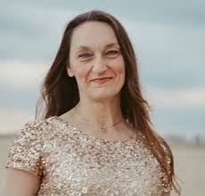 Betsy Leonard's Instagram, Twitter & Facebook