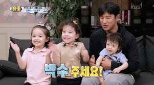 Watch the first 51 episodes of return of superman, and witness celebrity dads tasked with taking care of their kids for the next 48 hours without any help. Watch Na Eun And Gun Hoo S Baby Brother Jin Woo Makes Adorable Tv Debut On The Return Of Superman Soompi