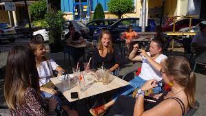 Séjour 60 m², 4 chambres, 2 salles de bain, salon en cuir, poêle à bois, local à vélo, ski. Bagneres De Bigorre Feu Vert Pour Les Bars Restaurants Et Salles De Sport Ladepeche Fr