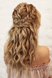 Below, find our top styles for curly hair that work for any summer wedding. Curly Wedding Hairstyles From Playful To Chic Hair Styles Curly Hair Half Up Half Down Honey Blonde Hair