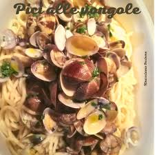 La versione classica degli spaghetti alle vongole prevede ovviamente aglio, olio, prezzemolo e eventualmente peperoncino: Pin Su Primi Piatti