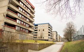 Vid ett stormöte mot marknadshyror i göteborg i helgen ska flera personer blivit upprörda över att hyresgästföreningen låtit en kvinna i slöja läsa poesi från scenen. Turerna I Hyresgastforeningen Angered Under Lupp Igen Hem Hyra