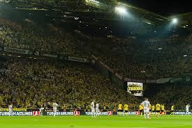 بعد تألق روبرت ليفاندوفسكي مع بروسيا دورتموند، خطفه البافاري في موسم 2014، بدوره حاول ريال مدريد طويلا التعاقد مع الهدّاف البولندب لكنه فشل. Ø¨Ø±ÙˆØ³ÙŠØ§ Ø¯ÙˆØ±ØªÙ…ÙˆÙ†Ø¯ ÙŠØ­Ù‚Ù‚ Ø±Ù‚Ù… ØªØ§Ø±ÙŠØ®ÙŠ ÙÙŠ Ø§Ù„Ø­Ø¶ÙˆØ± Ø§Ù„Ø¬Ù…Ø§Ù‡ÙŠØ±ÙŠ Ø¨ÙˆÙ†Ø¯Ø³Ù„ÙŠØºØ§ Ù†ÙŠÙˆØ²