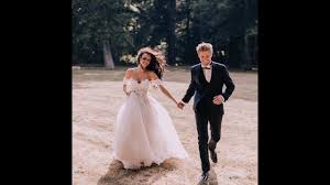 Während sich jörn schlönvoigt für ein schlichtes exemplar entschied, wählte hanna weig ein schmuckstück, das mit vielen kleinen brillanten besetzt ist. Our Wedding Youtube