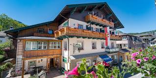 Neben der direkten lage des hotel fürberg am wolfgangsee, unserer privaten steganlage und dem waldbad, warten auch die berge rund um unser hotel darauf, von ihnen erklommen zu werden. Hotel Am Wolfgangsee In St Gilgen
