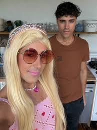 Are we still together? Duh 👱🏻‍♀️ hate us or love us?