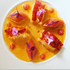 Homard Breton Rhubarbes Et Bisque A La Melisse Et Au Baies Des Bataks Cuisine Gastronomique Homard Breton Gastronomie