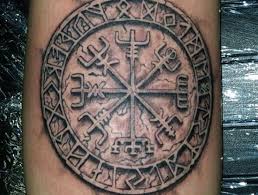 1001 Coole Und Realistische Viking Tattoos Zum Inspirieren Keltische Tattoos Keltische Tatowierungen Nordische Tattoos Unterarm