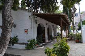 Το χαλάνδρι φιλοξενεί πολλές μεγάλες πολυεθνικές εταιρείες, οργανώσεις και πρεσβείες και προσελκύει εκατοντάδες επαγγελματίες ταξιδιώτες, κάθε χρόνο. Agia Barbara Xalandri Topgamos Gr