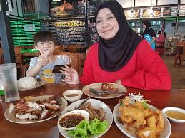 Helpful staffs and friendly. good location and value for money. walking distant around 900m to lee garden plaze and kai tod decha. Halal Navi