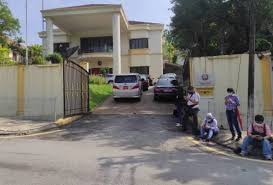 Pegawai dan kakitangan di kedutaan korea utara di malaysia tidak dibenarkan keluar dari negara ini berkuat kuasa serta merta, kata timbalan perdana menteri, datuk seri dr ahmad zahid hamidi. Kakitangan Pejabat Kedutaan Korea Utara Mula Mengosongkan Bangunan Astro Awani