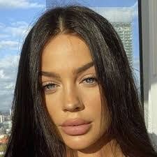 Sarah Knowles's Instagram, Twitter & Facebook