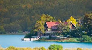 Doğa ile iç içe bir tatilin tadını doğanın keşfedilmemiş köşelerinde çıkarmak mümkün. Abant Kosk Hotel Abant Bolu Bolu Abant Butik Otelleri Goller Gol Evleri Oteller