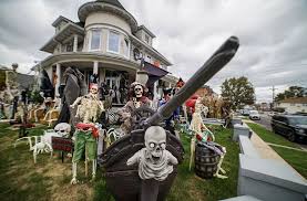 Begin browsing our halloween home decor and decorations and you'll have the neighbors convinced you live in a haunted house in no time! Whitestone Home Spooks The Neighborhood With Creepy Halloween Decorations Qns Com