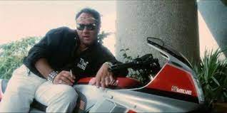 Mal consigliato da un azzeccagarbugli che circola nei viali di cinecitta', oscar si getta con la moto contro la rolls royce di un. Bad School Troppo Forte Di Carlo Verdone Cinema Badtaste It