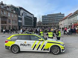 Ønsker du kontakt med politiet, ring 02800 (112 ved nød). Politiet Vold Ungdommer Kastet Stein Og Flasker Mot Politiet De Provde A Ta Over Herredommet I Byen