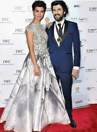 Tuba Buyukustun And Engin Akyurek At An Awards Ceremony Beautiful Couple Both Were Exceptional Actors In Kara Pa Turkish Actors Celebrity Couples Turkish Men