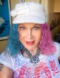 HAPPY SUNDAY... Some of you here doesnʼt know how to clap for otherʼs  success and instead, projecting your insecurities to them. some of you only  want yourself to be the one who