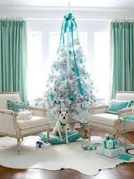 Todas las luces de navidad de este arbol están adentro de el mismo. Como Decorar Un Arbol De Navidad Azul Plata Y Blanco Turquoise Christmas White Christmas Decor Christmas Colour Schemes