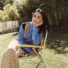 Sporting a cap with her athletic outfit, camila is seen practising her serve, while receiving instructions from the other end. Pin Auf Camila Mendes
