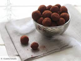 Les Veritables Truffes Au Chocolat De Noel Recette Truffes Au Chocolat Chocolat Noel Recette Bonbon
