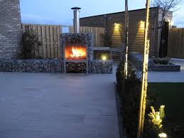 verlichting van in lite en een steenkorf met open haard zorgen voor heel wat sfeer in de tuin vuurplaats achtertuin achtertuinideeen achtertuin ontwerp