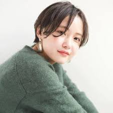 丸顔さんに似合う髪型の黒髪ストレートショートヘアスタイルにした女性の画像 丸顔 髪型 ルーズショートヘア ショート パーマ