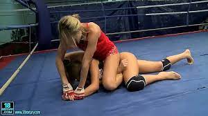 Sexy Lesben ziehen sich beim Wrestling aus | PORNOHIRSCH.net