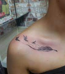 Quelle est la signification des tatouages d oiseaux sumber : La Plume Qui S Envole Source Pinterest Tatouage Plume Tatouage Epaule Tatouage