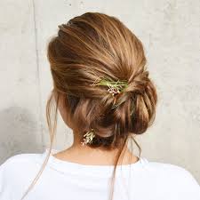 Eine Locker Geflochtene Hochsteckfrisur Perfekt Fur Mittellanges Haar Gestyled Von Studio Wed Frisur Hochgesteckt Geflochtene Hochsteckfrisur Hochsteckfrisur