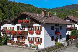 Wir freuen uns auf ihre kontaktaufnahme. Ferienhaus St Korbinian In Mittenwald Oberbayern Start Komfortable 3 Sterne Ferienwohnungen Fur 1 Bis 4 Personen Erwarten Sie Bei Der Familie Wurmer