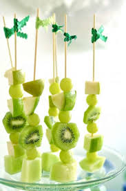 16 Idees Originales Pour Presenter Des Fruits Brochette Fruits Brochettes De Fruits Pour Enfants Aliments Verts