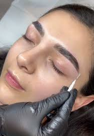 From no shape to PERFECTLY shaped & defined! Start the new year off right  with a new pair of brows ✨🤩🤍 @thebeautyparlor.bylovelex will get you  right! . . . #esthetician #denverbrows #browartist #brows ...