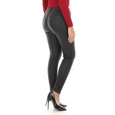 Le pantalon s'offre cette saison une coupe décontractée, avec des influences sport très actuelles et des coupes larges à la pointe de la. Pantalon En Simili Cuir Noir Effet Push Up