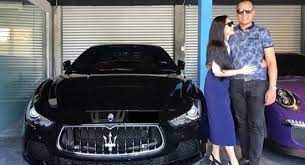 Antaranya kereta jenama bentley, (ford) mustang, roll royce, ferrari diruangan komen gambar tersebut, netizen turut bertanyakan hal itu kepada pelawak berkenaan adakah itu kenderaan sama yang disita. Bertuah Anzalna Nasir Suami Hadiahkan Kereta Mewah Maserati
