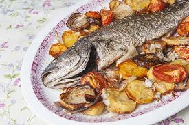Jun 10, 2021 · en general los pescados al horno quedan más jugosos si se hacen con piel, ya que esta recibe el calor y lo transmite al interior pero de forma más suave que cuando el pescado va sin piel. Lubina Al Horno Con Patatas Cebolla Y Tomate Coosur