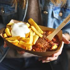 Einmal Currywurst Pommes Mayo Bitte Fritten Currywurst Pommes Fries Mantaplatte Mayonnaise Curry Frittenhimmel Food Deko Heisshunger Lebensmittel Essen
