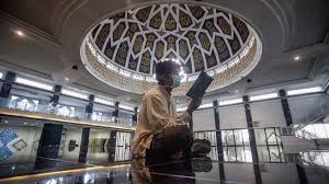 Menunaikan solat sunat terawih pada setiap malam bulan ramadhan. 7 Amalan Menjelang Bulan Ramadan