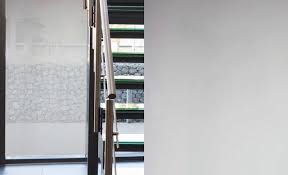 W wielu wypadkach, zwłaszcza gdy stosujemy folie jako dekorację, nakleja się je tylko na dół szyby (wyglądają wtedy jak zazdrostka). Staticka Folie Na Sklo 38 9100 Fog Sire 50 Cm Tapety Na Zed Na Dvere Luxusni Tapety Tapety Do Bytu Cz